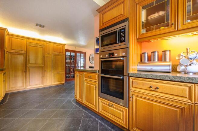 6 bed Detached for sale Image 10