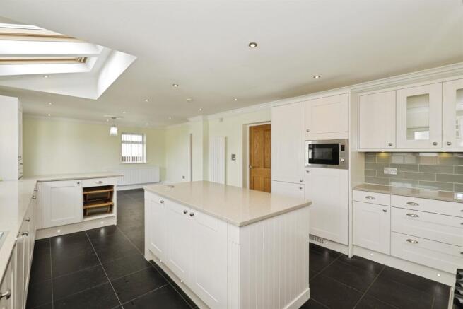 4 bed Detached for sale Image 9