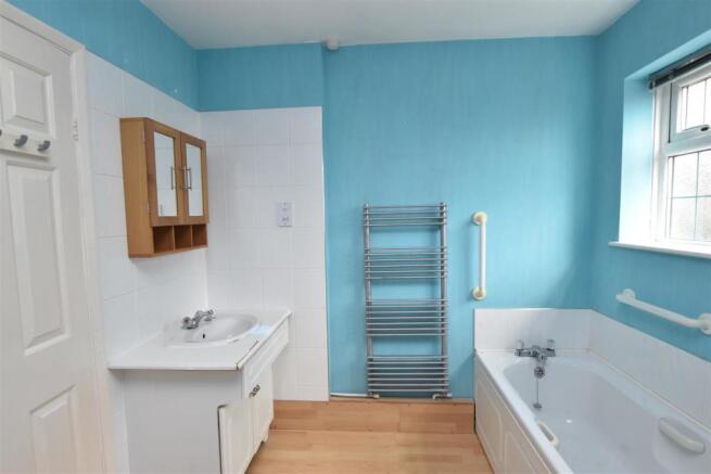 BATH/SHOWER ROOM/WC