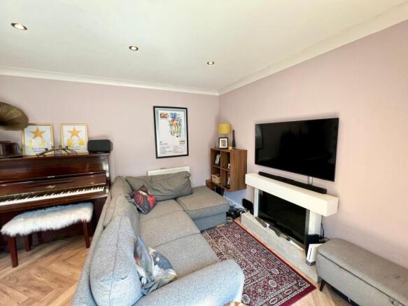 6 bed Detached for sale Image 11