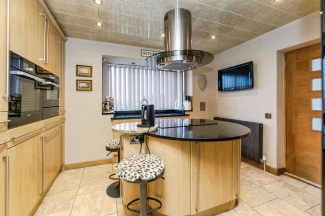 4 bed Detached Bungalow for sale Image 8
