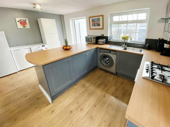 Kitchen 20a.jpg