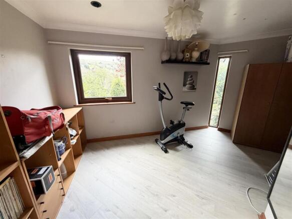 4 bed Detached for sale Image 11