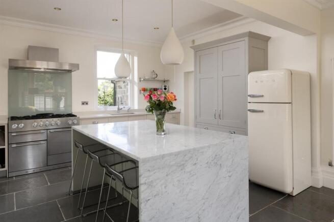 4 bed House for sale Image 4