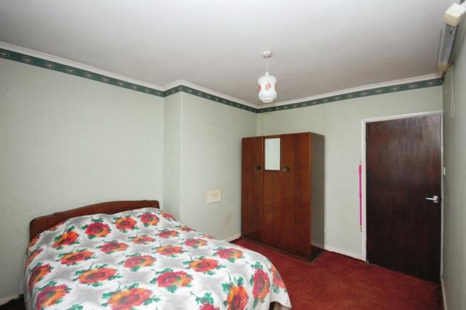 6middlerowBEDROOM1VIEW2.JPG