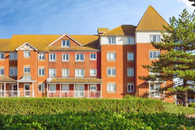 1-bed flat on Palm Court (Westgate On Sea), Westgate-on-Sea, £170,000