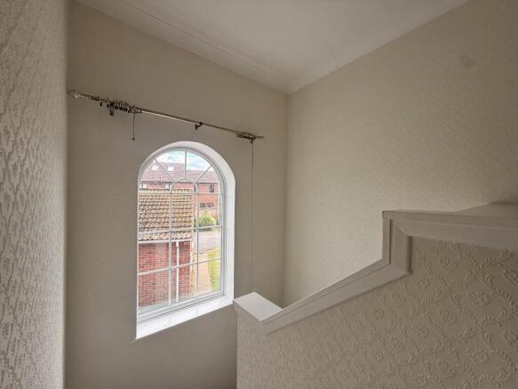 4 bed House to rent Image 8