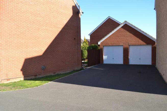 GARAGE & DRIVE