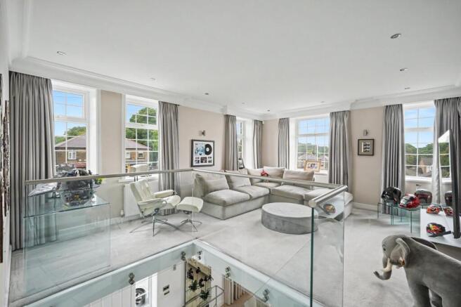 5 bed Detached for sale Image 5