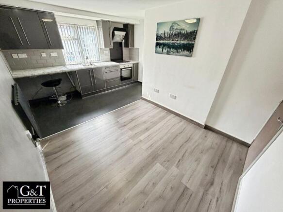 KITCHEN / LOUNGE