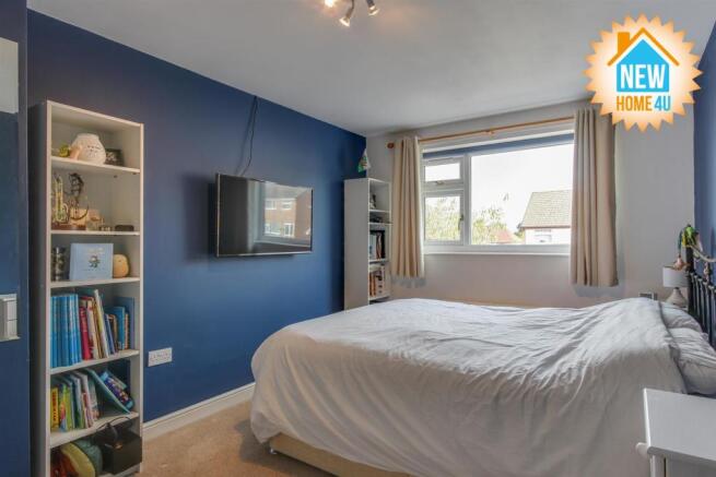 MAIN BEDROOM:
