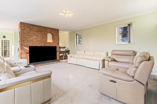 OPEN PLAN LOUNGE / DINER