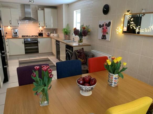KITCHEN/DINING ROOM