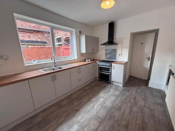 4 bed Semi-Detached to rent Image 5