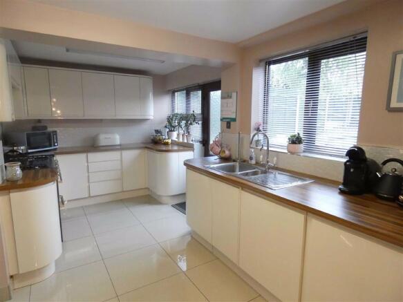 FITTED KITCHEN