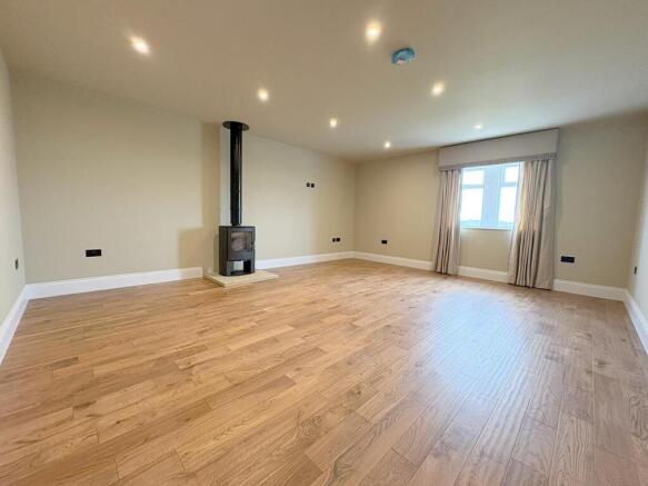 4 bed House to rent Image 4