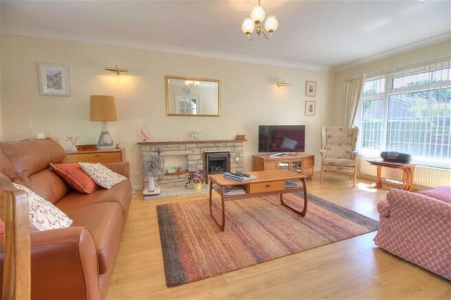 Sitting Room/Dining Room: