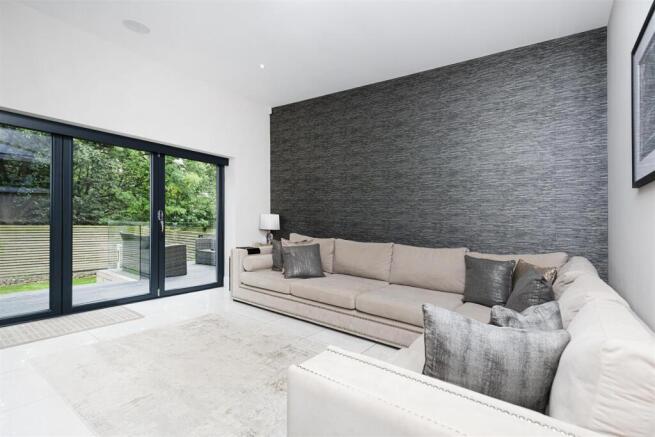 5 bed Detached for sale Image 4