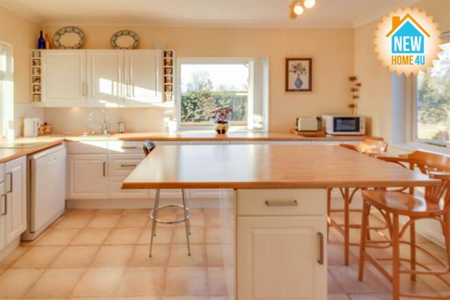 KITCHEN / BREAKFAST ROOM:
