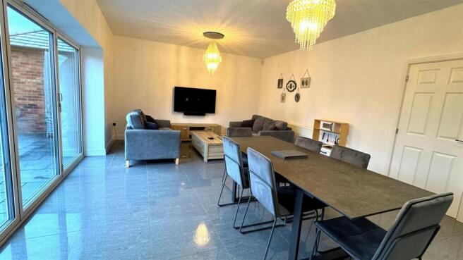 Dining Area (1).jpg