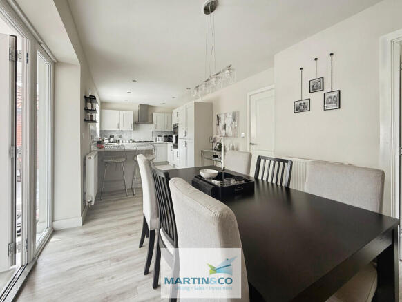 5 bed Detached for sale Image 11