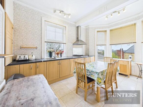 5 bed Town House for sale Image 7