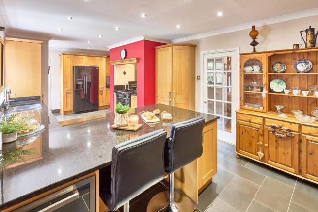 5 bed Detached for sale Image 12
