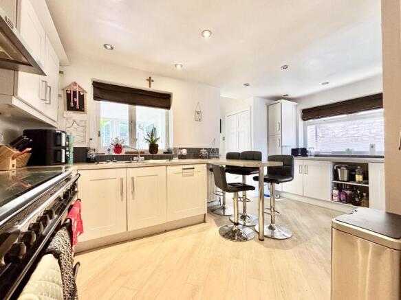 4 bed Detached for sale Image 8