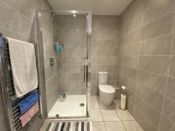 4 bed House to rent Image 10