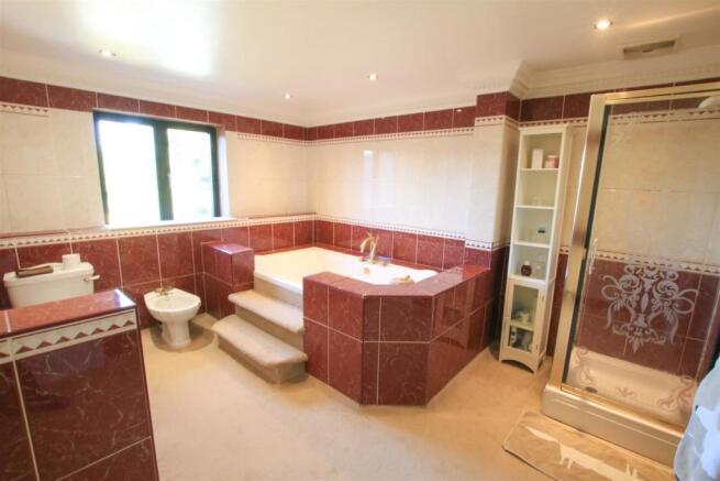 PRINCIPAL BATHROOM