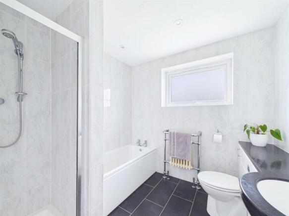 4 bed House for sale Image 11