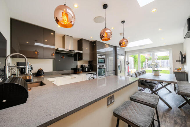 1437523-11-69ca90...