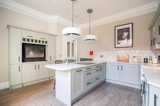 4 bed Terraced to rent Image 7