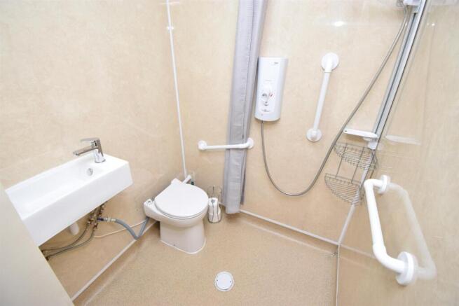 EN-SUITE WET ROOM-2.jpg