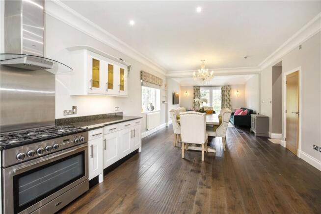 2 bed Apartment to rent Image 2