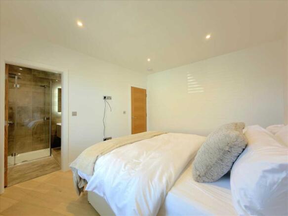 3 bed Flat for sale Image 10