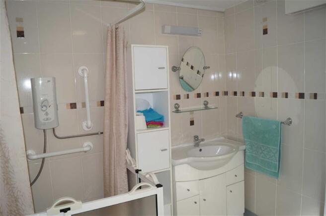 BATHROOM/SHOWER ROOM