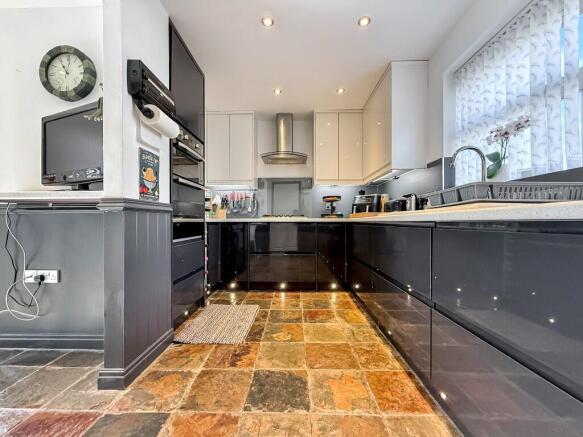 4 bed Detached for sale Image 7