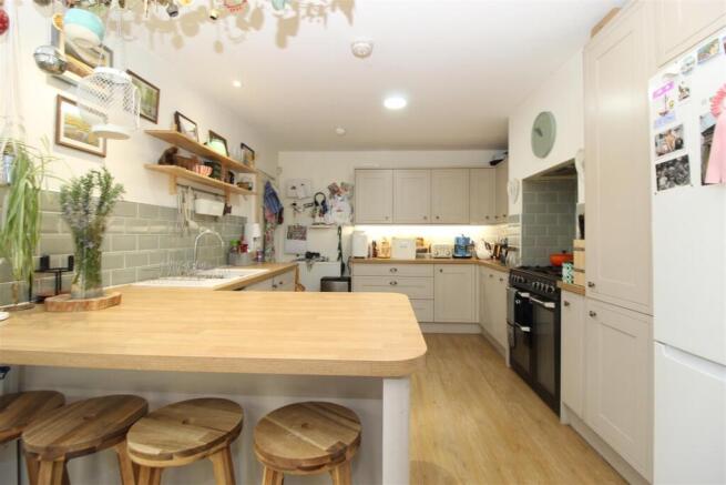 4 bed Semi-Detached to rent Image 5