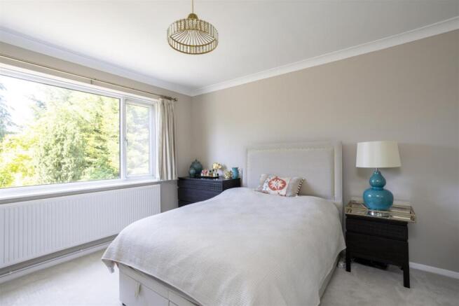 5 bed Detached for sale Image 12