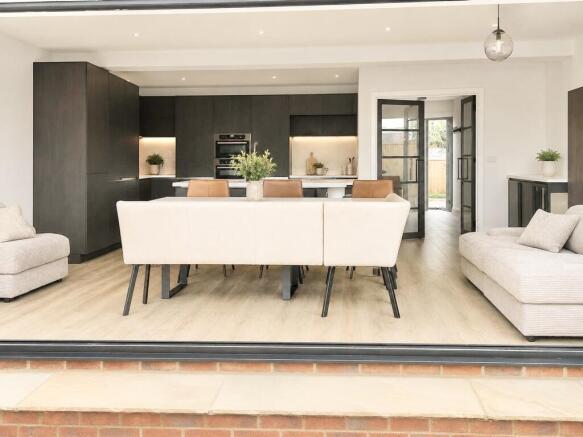 5 bed Detached to rent Image 4
