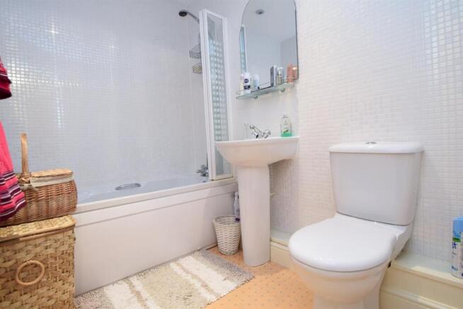 2 bed Ground Flat to rent Image 10