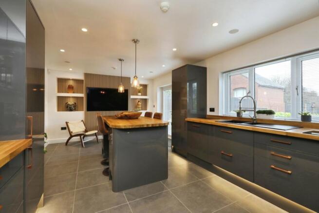 4 bed Detached for sale Image 8