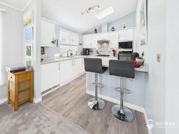 Kitchen & Breakfast Bar.jpg