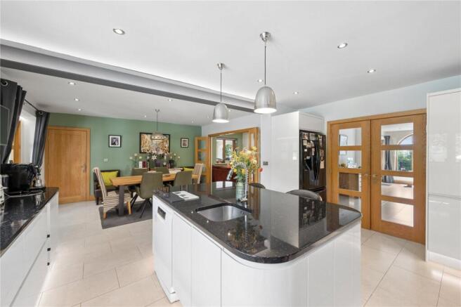 6 bed Detached for sale Image 8