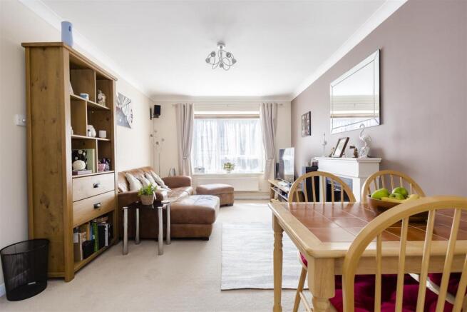 flat-Frobisher-Court-station-approach-cheam-108.jp
