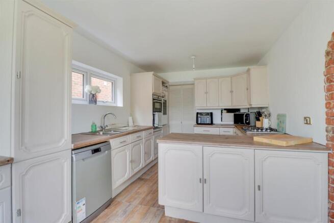 60 GUERNSEY GARDENS INSIDE-8.jpg