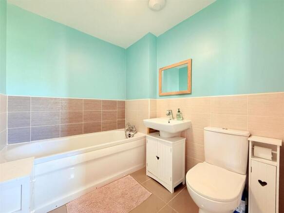 3 bed Semi-Detached for sale Image 12