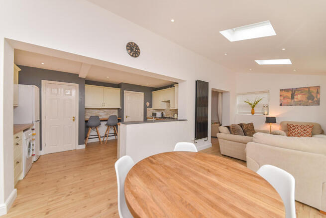 Living Diner Area: