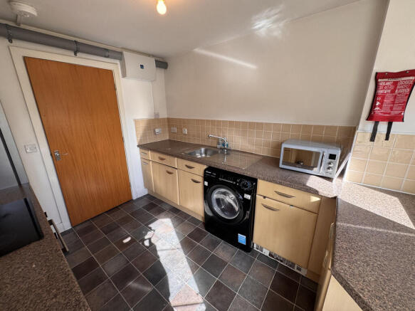 3 bed Flat to rent Image 4